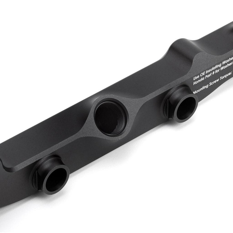 detail view of center port on Acuity K-Series Fuel Rail in Satin Black Anodized Finish